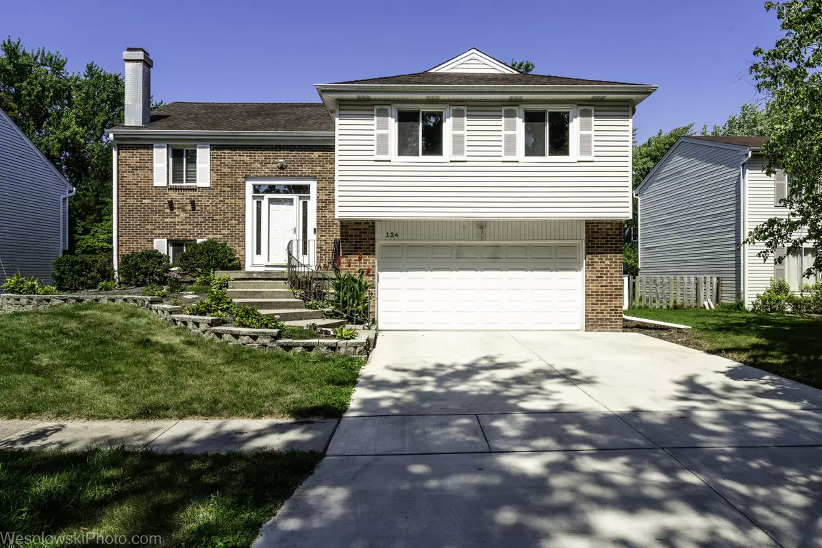 Vernon Hills, IL 60061,124 Midway LN
