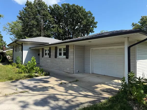 Charleston, IL 61920,9 Orchard DR