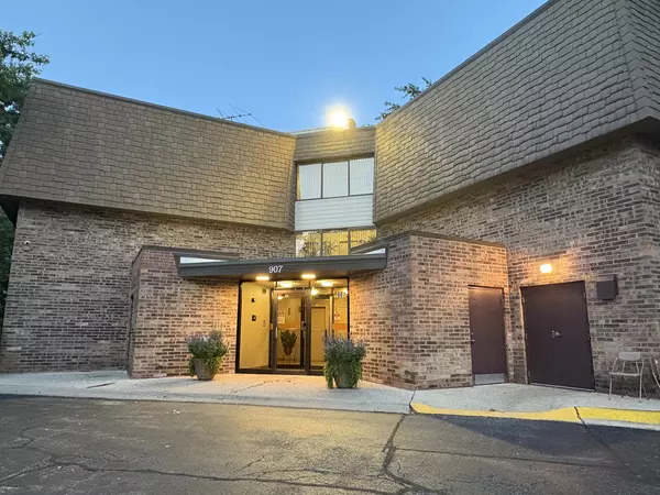 907 S Williams ST #303, Westmont, IL 60559