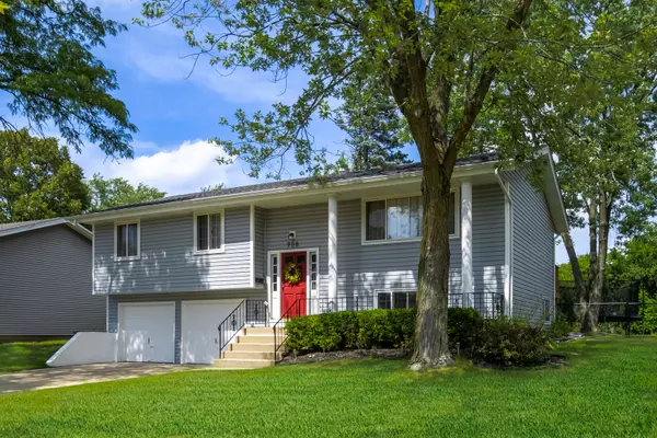 908 Jeffery CT, Schaumburg, IL 60193