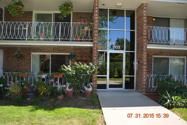 1102 MERCURY DR #2D, Schaumburg, IL 60193