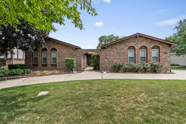 923 S Stonehedge LN, Palatine, IL 60067