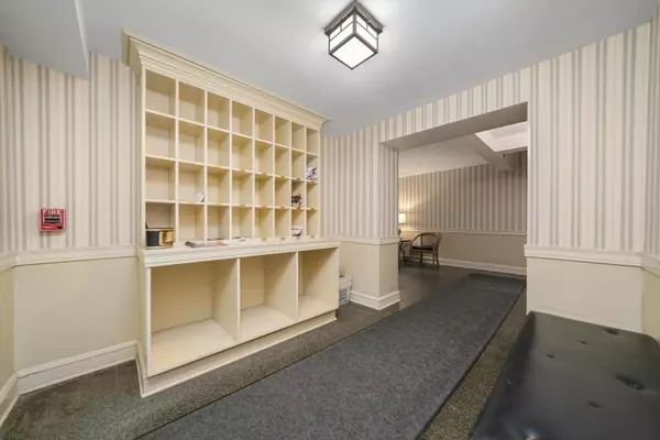 Evanston, IL 60201,734 Noyes ST #02