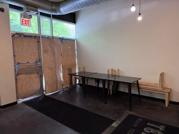 Chicago, IL 60610,869 N Larrabee ST