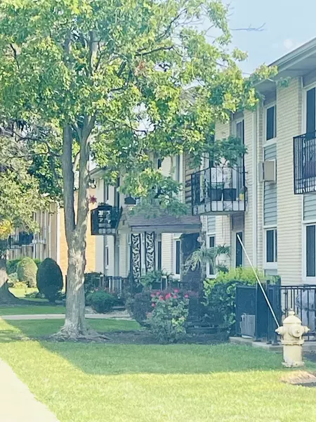 9205 POTTER RD #2H, Des Plaines, IL 60016