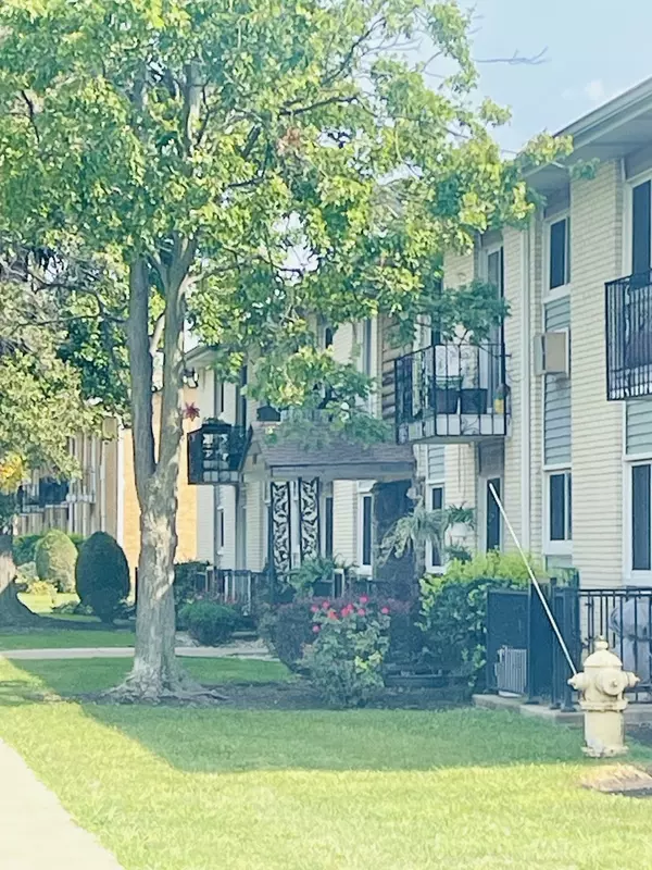 9205 POTTER RD #2H, Des Plaines, IL 60016