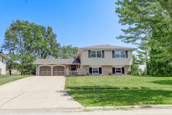 2079 E Parkview CIR, Hoffman Estates, IL 60169
