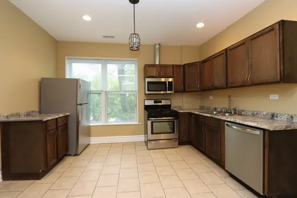 Chicago, IL 60651,934 N Lamon AVE #2