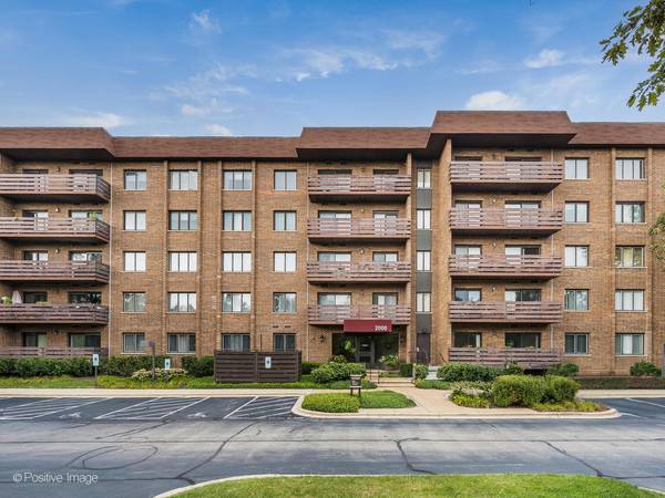 2000 Chestnut AVE #308, Glenview, IL 60025