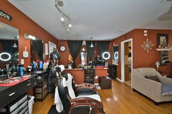 Chicago, IL 60630,5728 W Higgins AVE