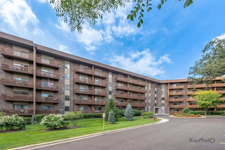 120 Lakeview DR #318, Bloomingdale, IL 60108