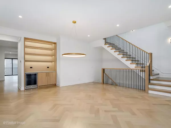 Chicago, IL 60618,2031 W Hutchinson ST