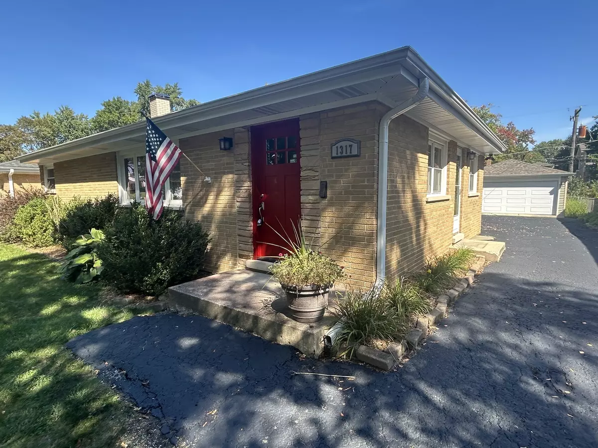 Arlington Heights, IL 60004,1317 N Mitchell AVE