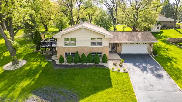 10S111 Leonard DR, Willowbrook, IL 60527