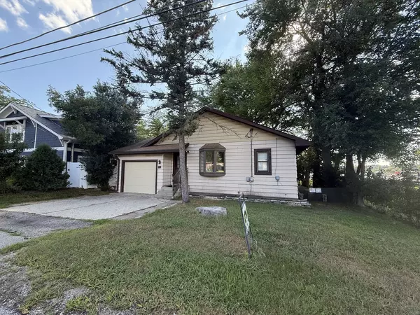 709 Lake Shore DR, Wauconda, IL 60084