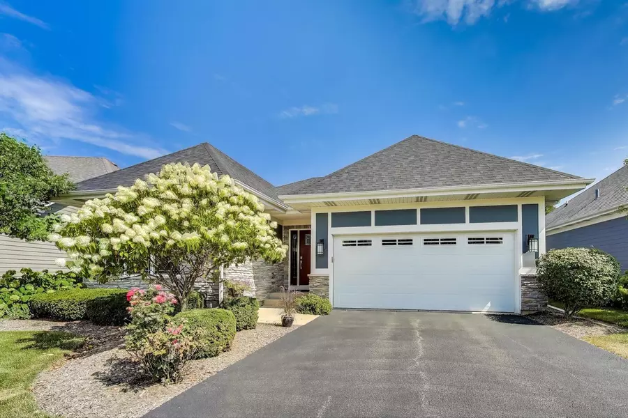 1N599 Golf View LN, Winfield, IL 60190