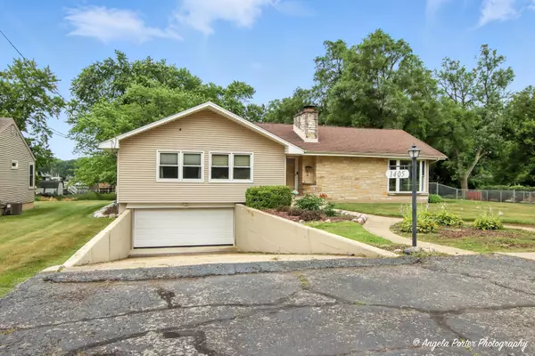 1405 Bayview DR, Johnsburg, IL 60051