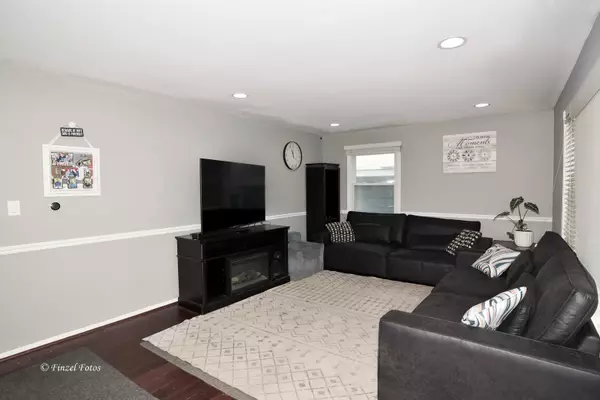 Libertyville, IL 60048,16108 W Des Plaines DR