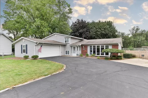 1105 Stratford LN, Hanover Park, IL 60133