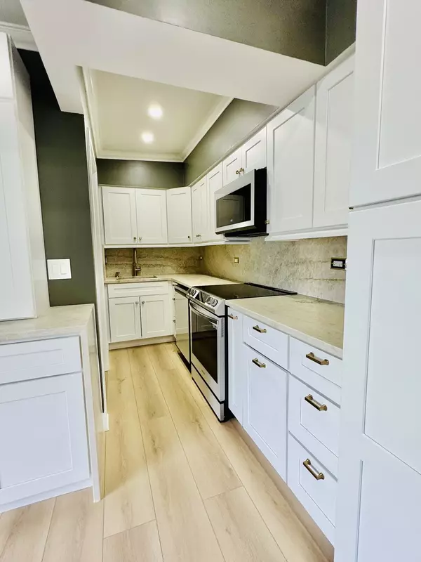 Forest Park, IL 60130,926 Dunlop AVE #311