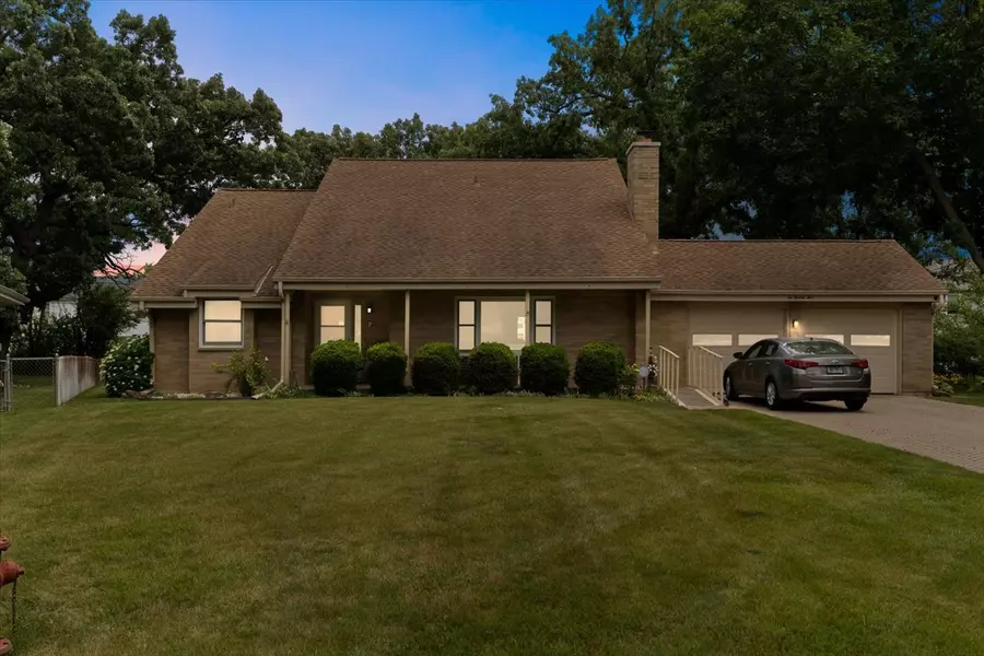 225 Ironwood DR, Lindenhurst, IL 60046