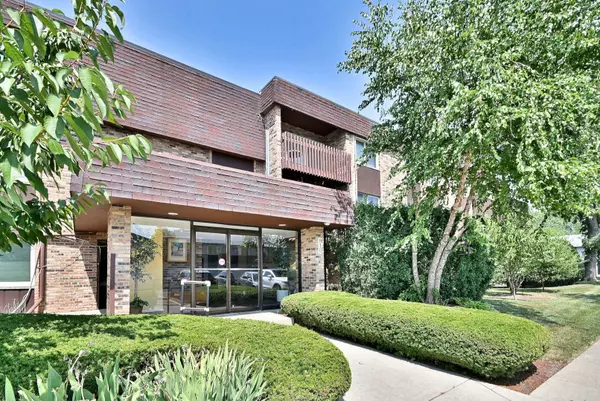 Prospect Heights, IL 60070,910 E Old Willow RD #310