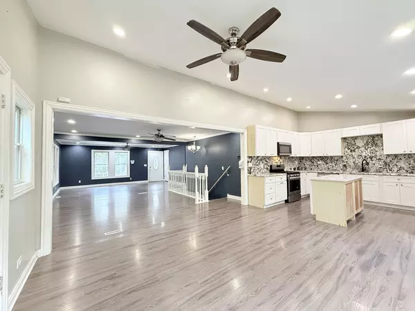 Lake In The Hills, IL 60156,541 Blackhawk DR