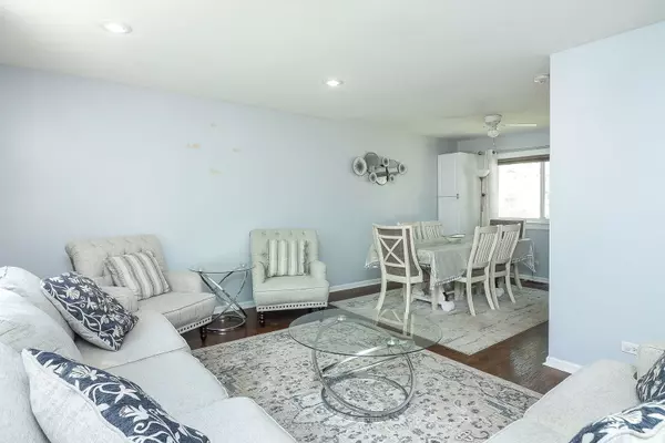 Bartlett, IL 60103,812 W Appletree LN