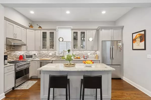 Chicago, IL 60612,2209 W Huron ST