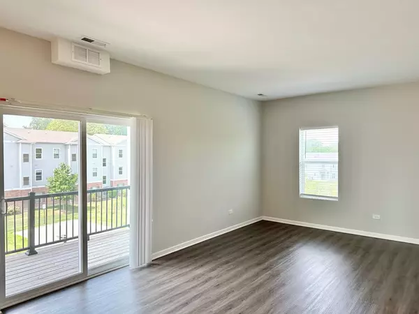 East Dundee, IL 60118,853 E Main ST #3F