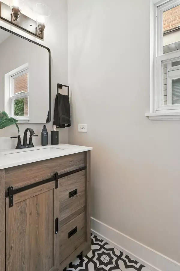 Chicago, IL 60653,4055 S Ellis AVE