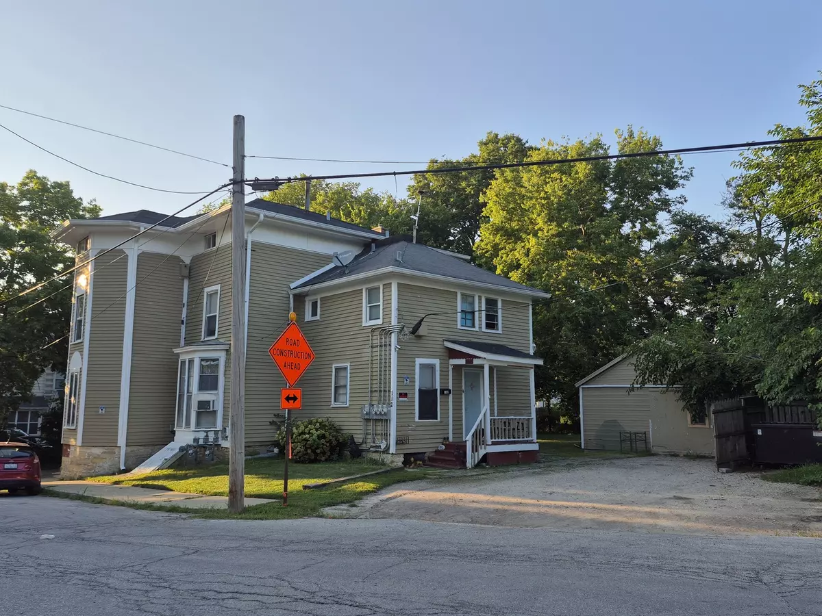 Aurora, IL 60505,110-112 Center AVE