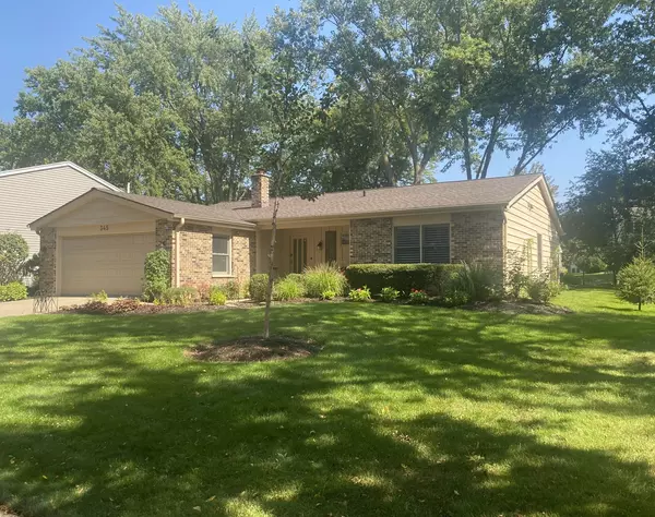 345 Cottonwood LN, Naperville, IL 60540