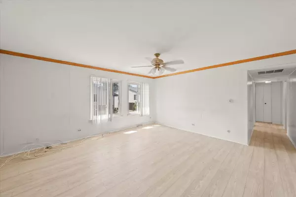 Hanover Park, IL 60133,1316 Kingsbury DR #1