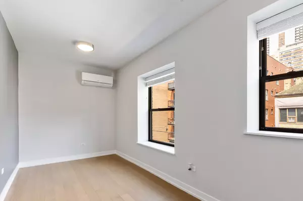 Chicago, IL 60660,6019 N Winthrop AVE #206