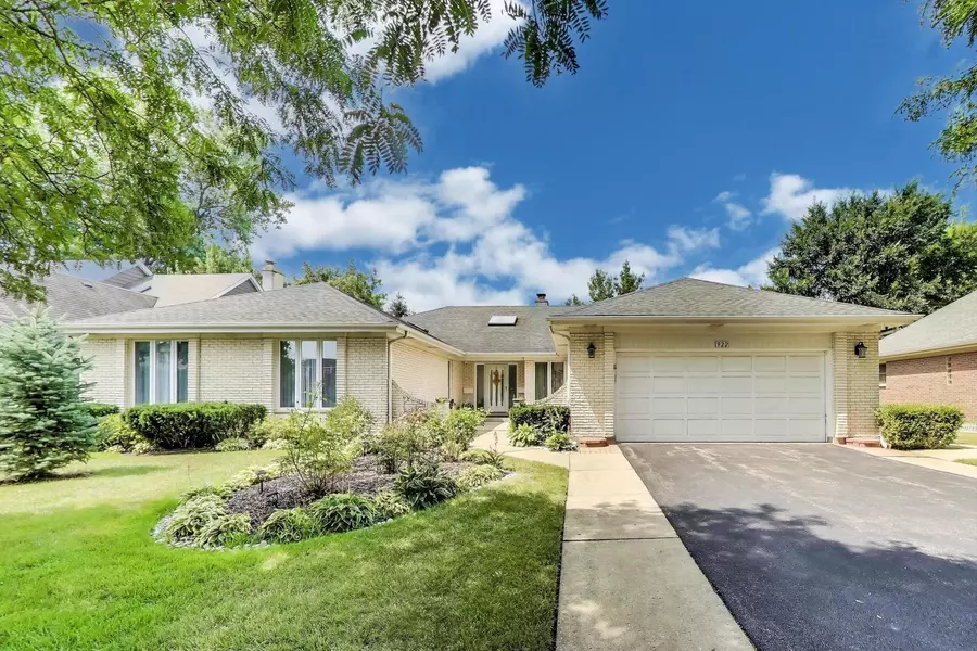 922 Wedgewood DR, Glenview, IL 60025