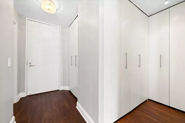 Chicago, IL 60613,3660 N Lake Shore DR #1407