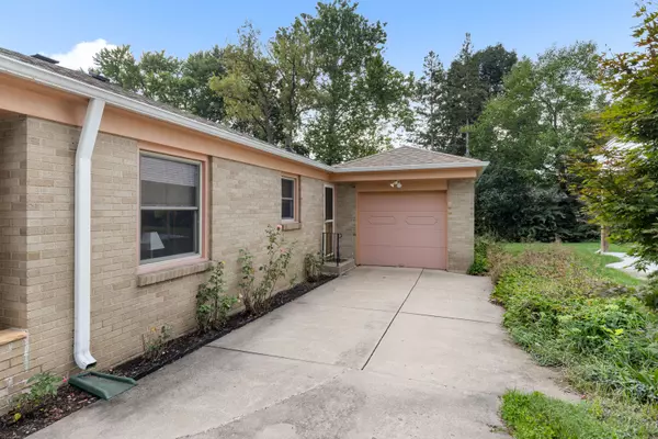 Rockford, IL 61107,3012 Burrmont RD