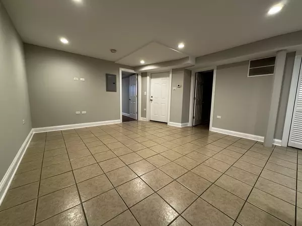 Chicago, IL 60660,1939 W Granville AVE #1A