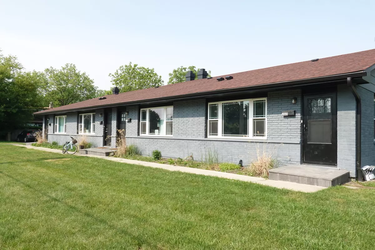 Grayslake, IL 60030,256 N Slusser ST #256