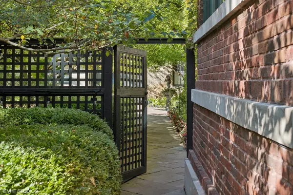 Chicago, IL 60640,4612 N Magnolia AVE