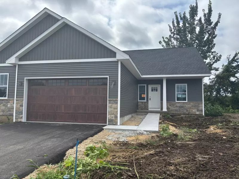 631 Anjali CT #R, Sycamore, IL 60178