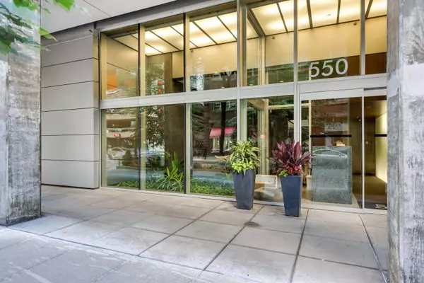 Chicago, IL 60611,550 N St Clair ST #2402
