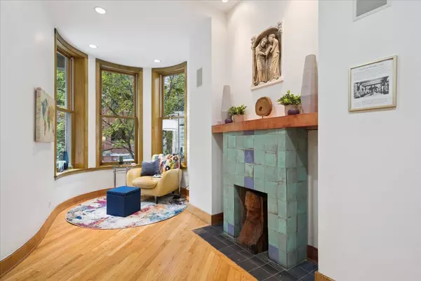 Chicago, IL 60614,453 W Roslyn PL