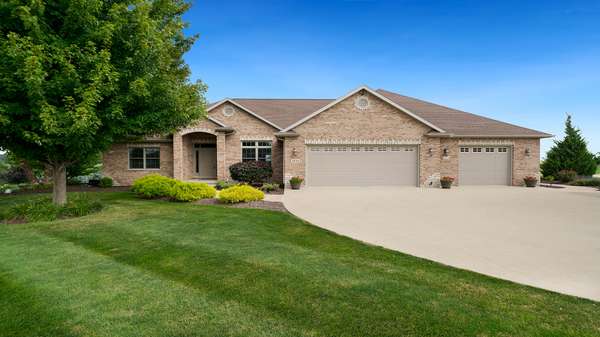 1815 White Pines DR, Dixon, IL 61021