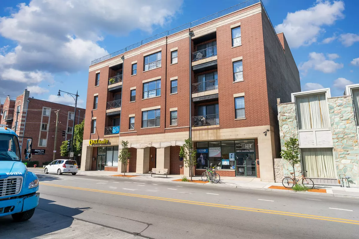 Chicago, IL 60625,5300 N Lincoln AVE #4B
