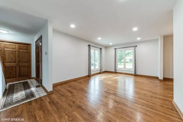 Schaumburg, IL 60193,1024 Charlene LN