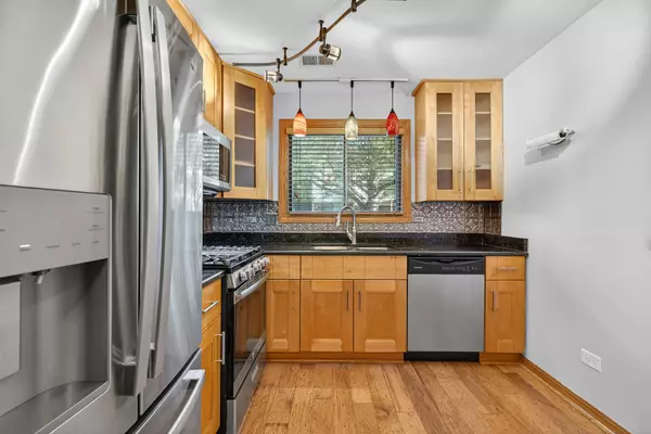 Palatine, IL 60074,870 E Carriage LN #3