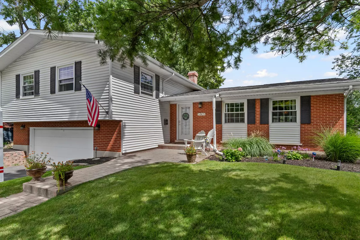 Lisle, IL 60532,5809 Clover DR