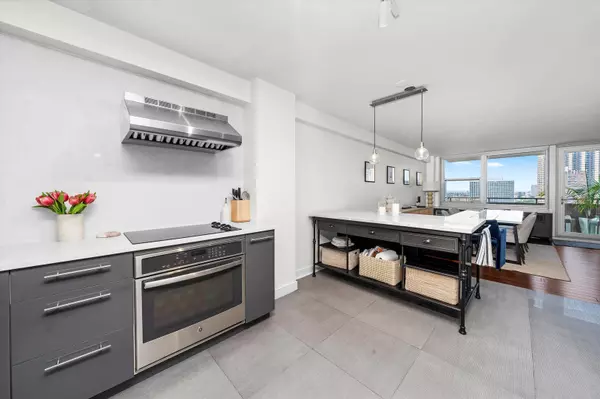 Chicago, IL 60657,555 W Cornelia AVE #1311